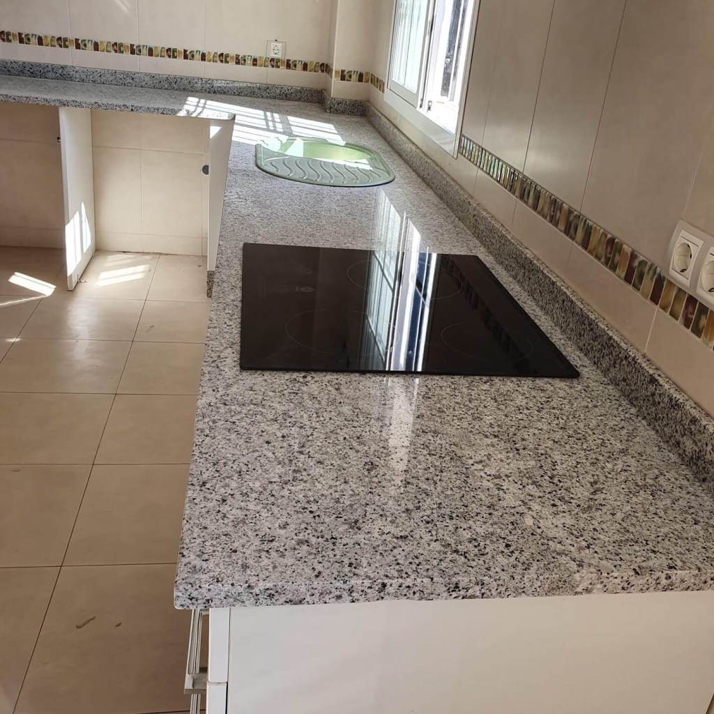 Granito gris claro: encimeras a medida para sus proyectos.
Cocinas Málaga, marmolista en Málaga
Opus Romano 951 443017