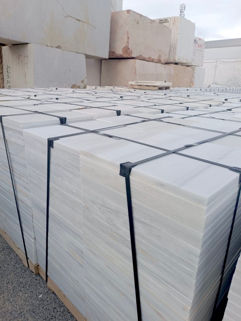 Blanco macael: el mármol blanco también puede presentar texturas sutiles, como vetas suaves o matices ligeros, que añaden profundidad y carácter a los revestimientos.
opus romano venta directa de la cantera a su casa