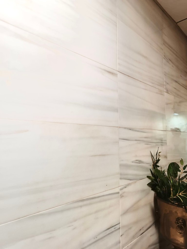 Mármol para aplacar, blanco macael.
mármol blanco que  se caracteriza por su pureza cristalina y su brillo natural.
Opus Romano 