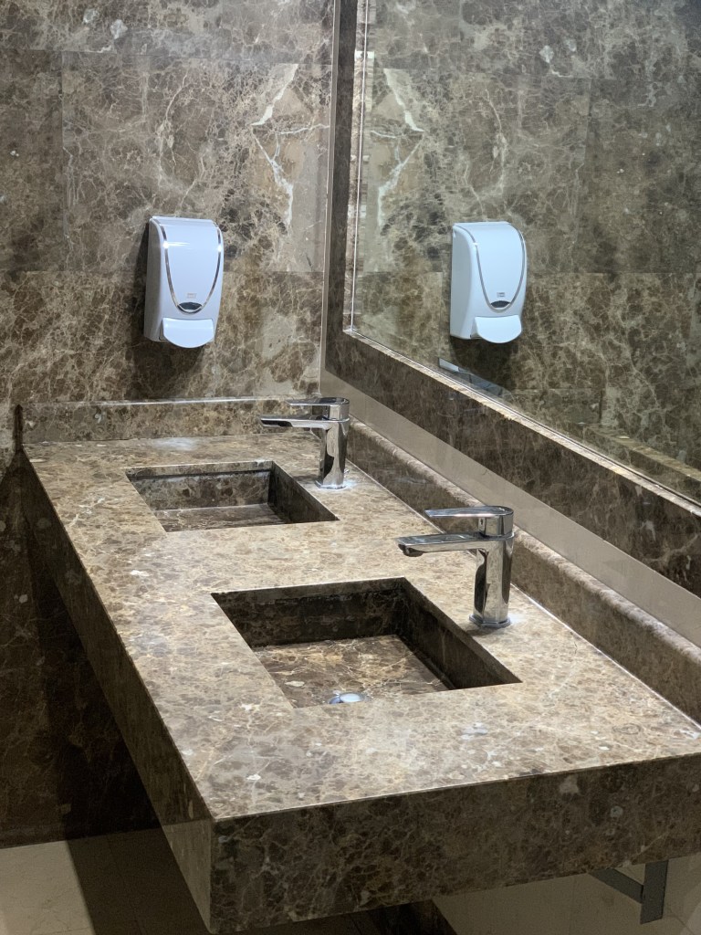 Encimeras de baños, platos de ducha, revestimientos para baños, suelos de baños, lavabos.
Opus romano XXI piedra natural para su obra. 951 443017