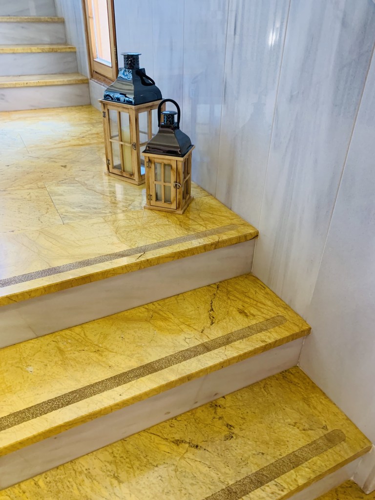 Revestimientos de interiores, mármol amarillo macael.
Escaleras de interior, tabicas y zanquines.
Su piedra natural a medida con Opus Romano.  951 443017