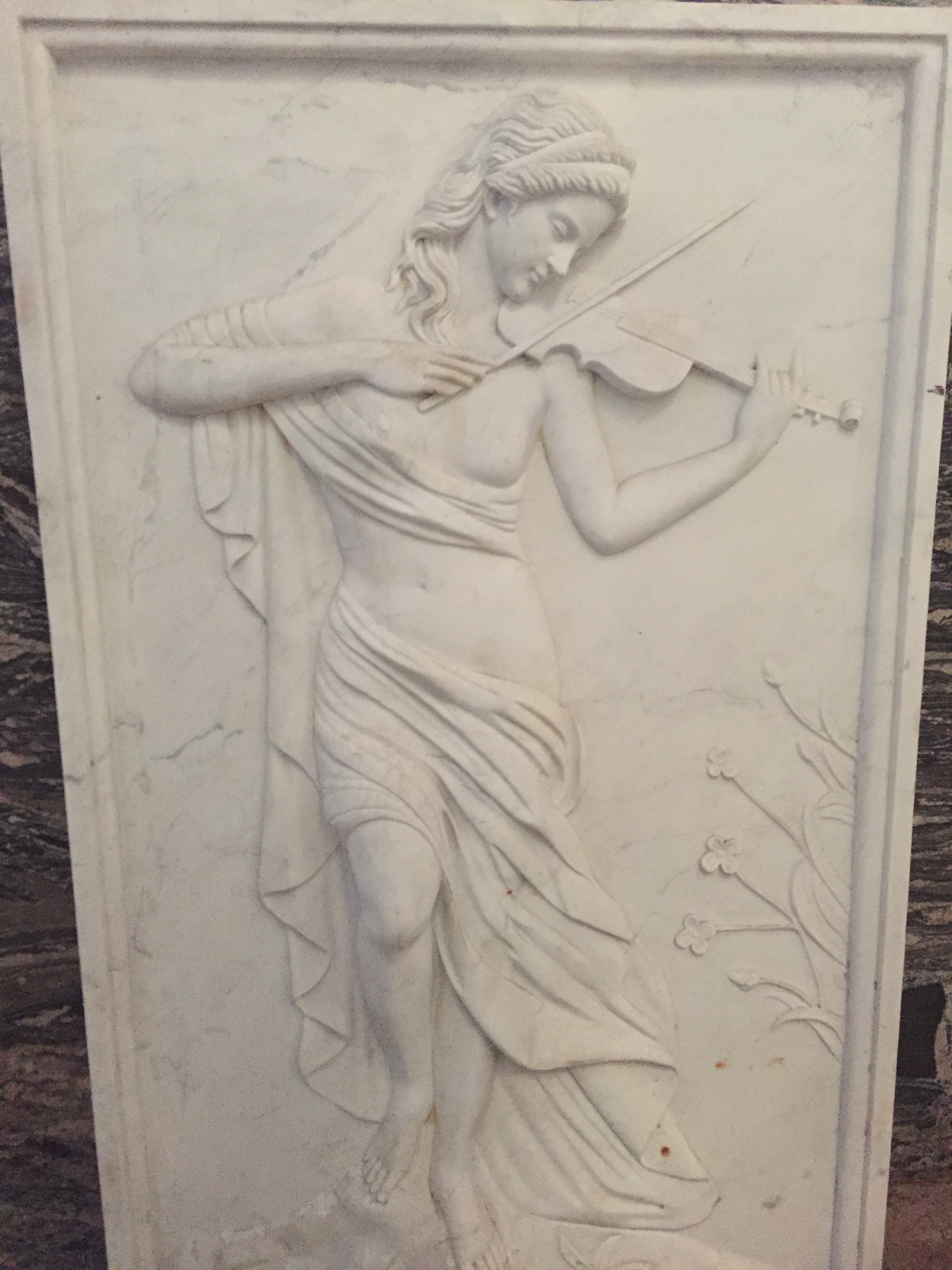 ESCULTURAS: La artesanía de mármol es una forma de arte venerada que ha perdurado a lo largo de los siglos, creando esculturas que reflejan la habilidad y la creatividad de los artistas.
Opus Romano