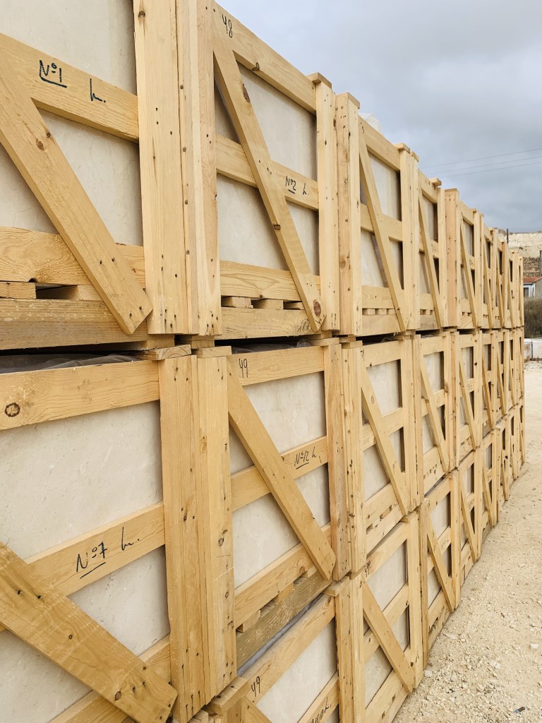 Mármol crema marfil de la cantera a tu casa.
Pavimentos y revestimientos.
Stock de mármol crema marfil
Opus Romano