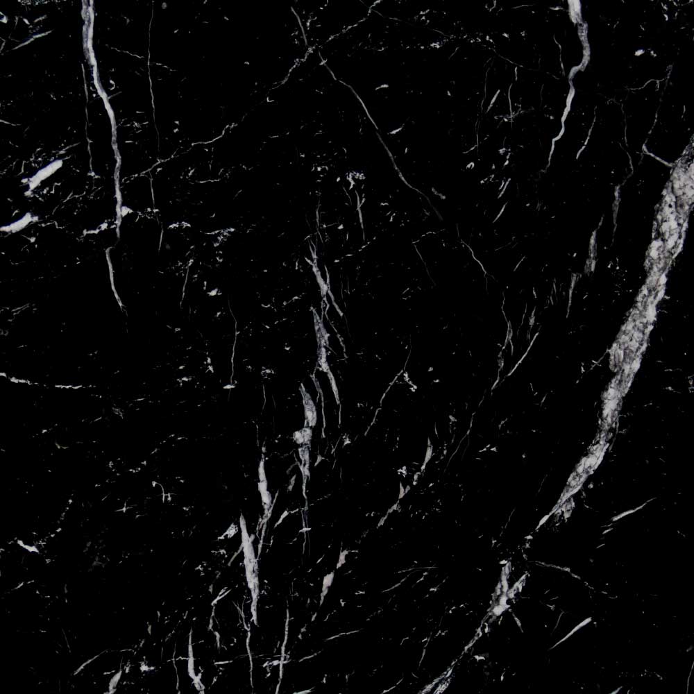 Mármol negro Marquina: descubre su elegancia. Marquina es un mármol negro calcítico. El intenso color negro de su base contrasta con la alternancia de unas radiantes vetas blancas y fósiles que la recorren. 