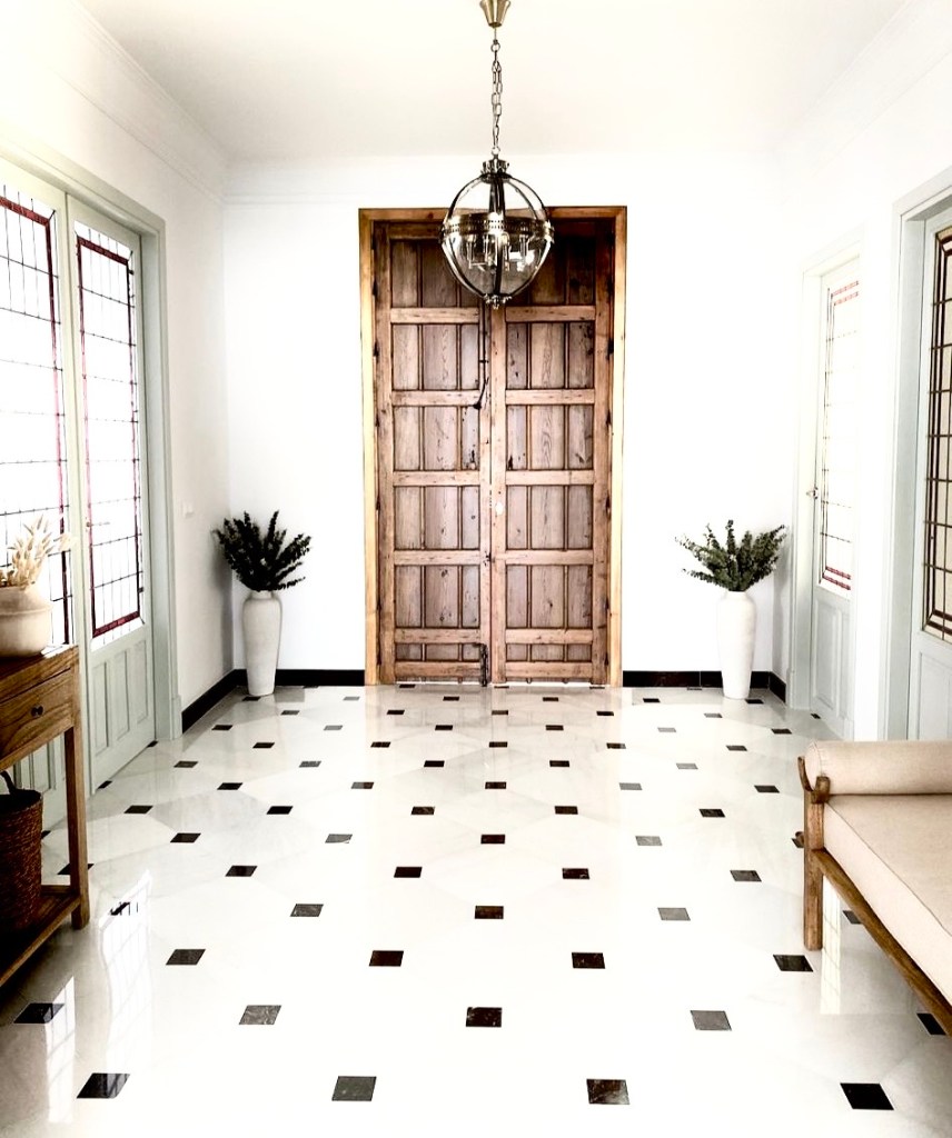 Mármol statuario: acabado sin pulir.
en Opus Romano disponemos de stock octagón cortado en 40x40x2