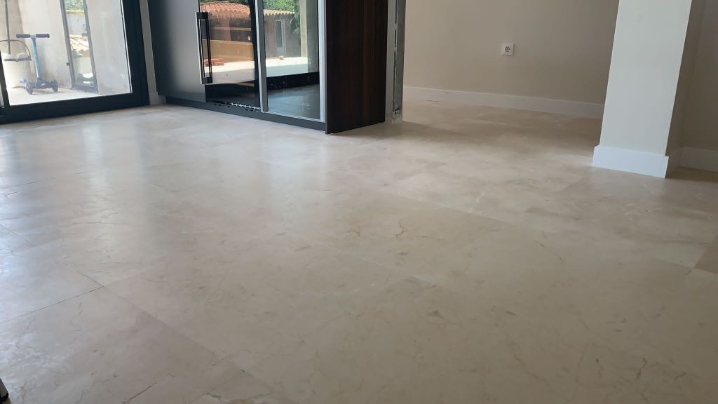 El mármol crema marfil en acabado pulido o sin pulir, es perfecto para cualquier instancia, elegancia y calidez para su obra.  Opus Romano 650 165015