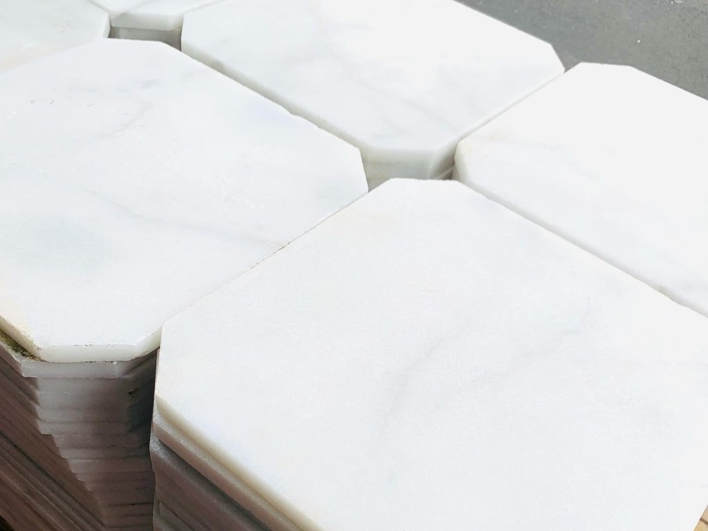 Mármol Statuario: mármol italiano alta calidad, poca veta
octagón cortado las 4 puntas.

Gran stock
Opus Romano 650 165015