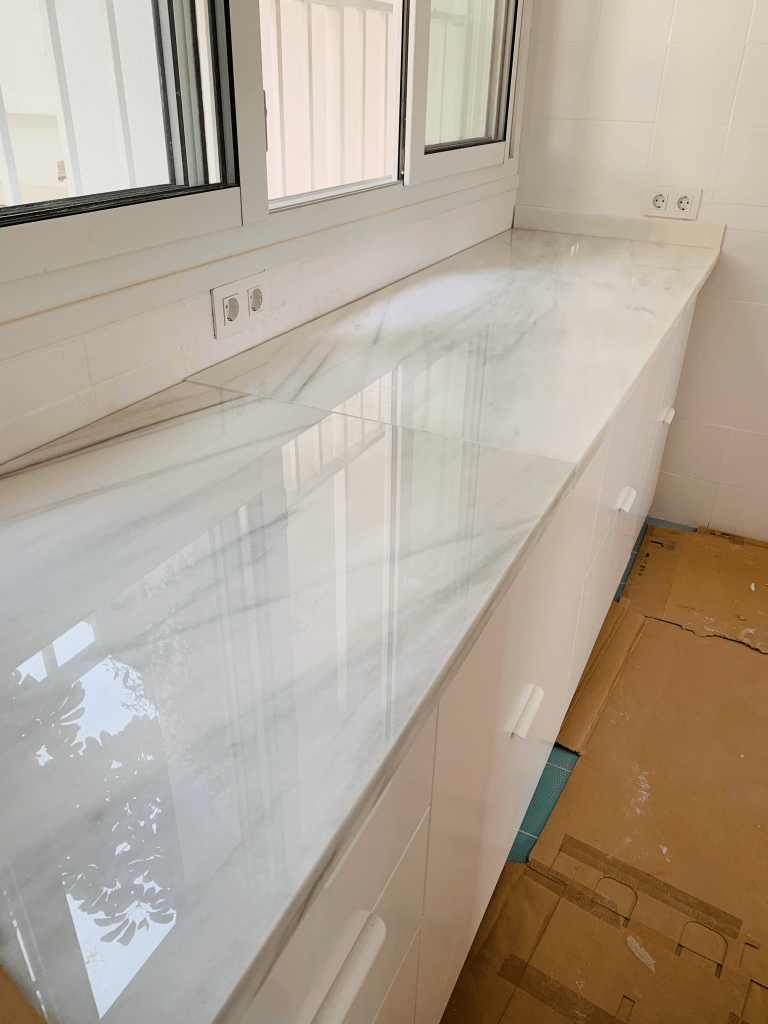 Encimera de mármol blanco en Málaga- 
Encimeras a medida, 
Mármoles Opus Romano
951 443017