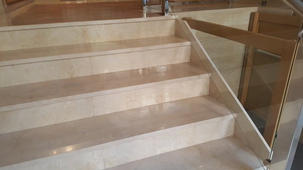 Escalera de mármolcrema marfil, revestimientos de escalera a medida,
mármoles opus venta y elaboración