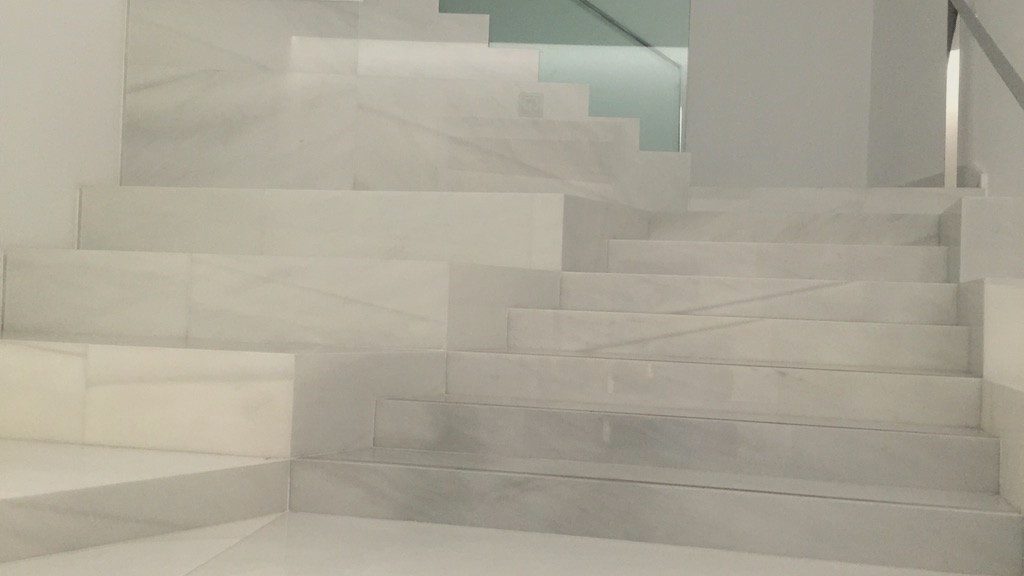 Mármol blanco, escaleras, revestimientos, rodapie, mesas y encimeras.
una joya de la arquitectura y el diseño que continúa cautivando a las personas con su belleza atemporal y su historia fascinante.
Presupuesto: 951 443017