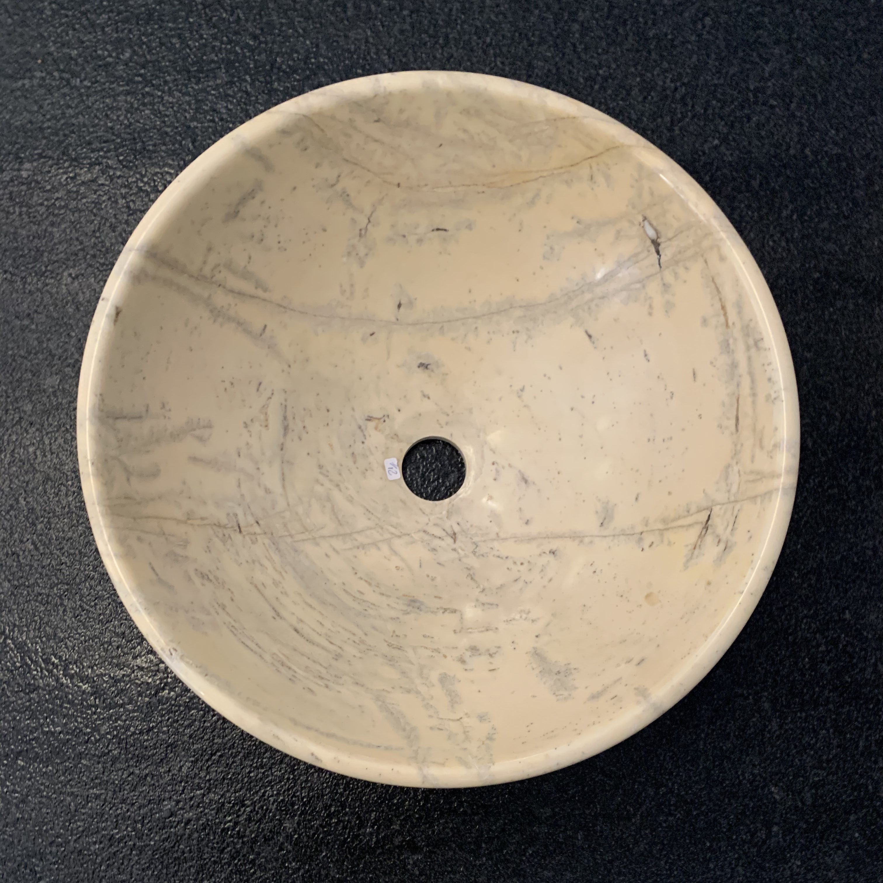 Baños y lavabos en mármol:
Los lavabos de mármol añaden un toque de lujo y sofisticación a los baños residenciales, convirtiéndolos en espacios elegantes y relajantes para comenzar y terminar el día.