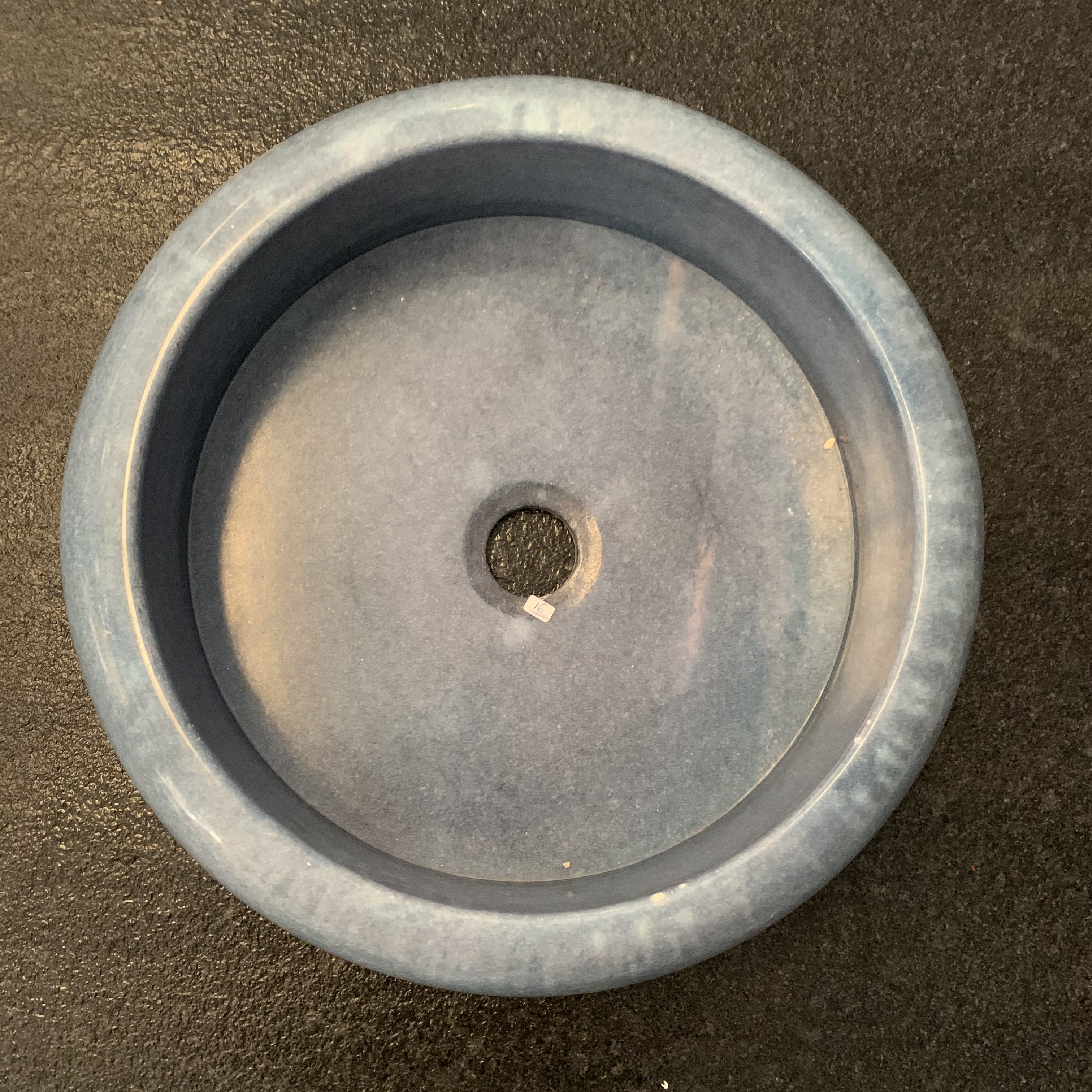 Versatilidad en Diseño: Los lavabos de mármol vienen en una variedad de formas, tamaños y estilos para adaptarse a cualquier preferencia estética y espacio disponible en el baño.