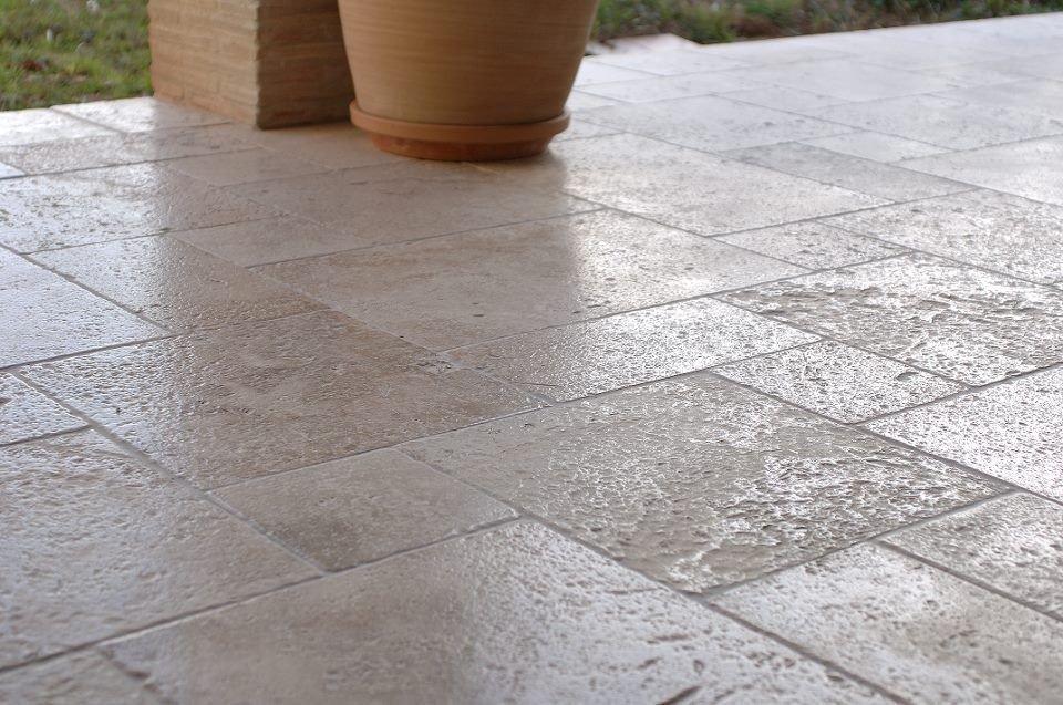 Opus Romano: acabado envejecido.
Se trata de la forma de disponer los materiales de construcción en una técnica que se ha mantenido hasta nuestros días. 
Se trata de fijar por medio de un patrón una combinación.